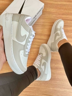 NIKE AIR FORCE PREMIUM - CINZA & BRANCO