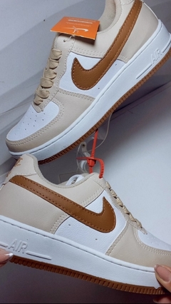 NIKE - AIR FORCE BEGE SOLA CARAMELO