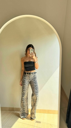 Calça animal print na internet