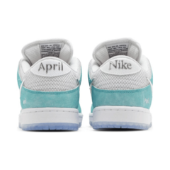 April Skateboards x Nike SB Dunk Low Turbo Green na internet