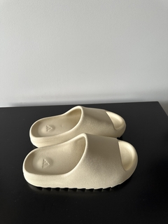 (VENDIDO) - Yeezy Slide Bone na internet