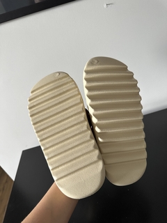 Imagem do (VENDIDO) - Yeezy Slide Bone