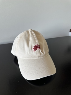 Boné Stussy Stock Low Pro Cream Burgundy - comprar online