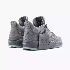 KAWS x Air Jordan 4 Retro Cool Grey na internet