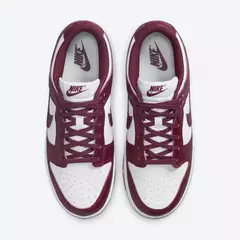 Nike Dunk Low Team Red na internet