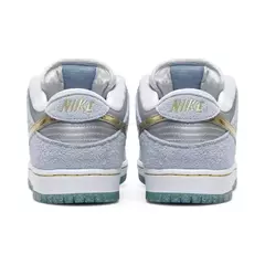 Sean Cliver x Nike SB Dunk Low Holiday Special na internet