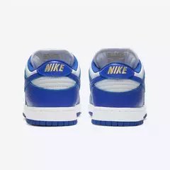 Supreme x Nike SB Dunk Low Hyper Royal na internet