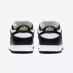 Supreme x Nike SB Dunk Low Stars Black na internet