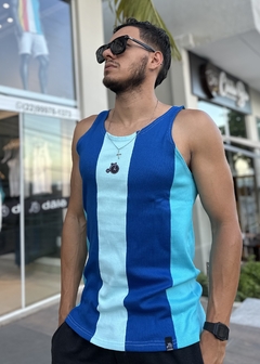 Regata de recort azul na internet