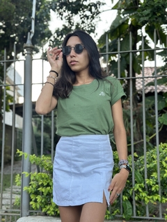 Camisa básica verde militar feminina