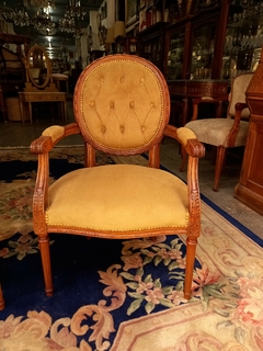 Par De Sillones Frances Medallon Capitone - ManyAntiques