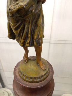 Antigua Figura En Petit Bronce Paris - ManyAntiques