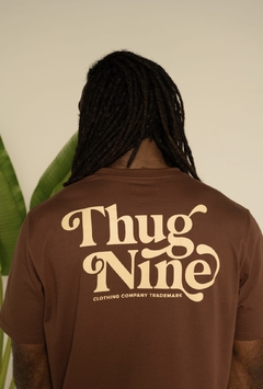 Camisa Marrom Curly Thug na internet