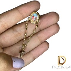 BOTON DEZENA LAPELA RESIN. DOURADO – VÁRIOS SANTOS RD027