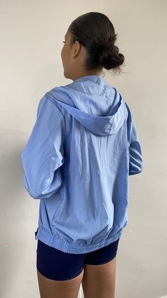 Blusa Corta-vento Sara Azul Claro - comprar online