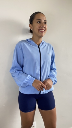 Blusa Corta-vento Sara Azul Claro