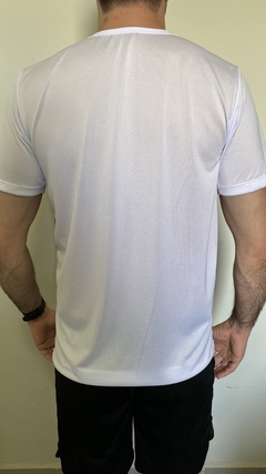 Camiseta Dry Fit Recortes Branco/Militar - comprar online