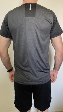 Camiseta Dry Fit Recortes Cinza/Chumbo - comprar online