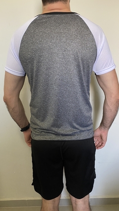 Camiseta Dry Fit Recortes Cinza/Branco - comprar online