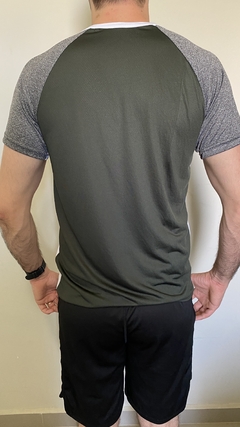 Camiseta Dry Fit Recortes Militar/Cinza - comprar online