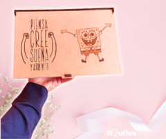 Caja 22x15 cm con frases personalizadas para regalar personaje bob esponja en internet