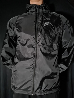 Campera Rompeviento Nike en internet