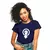 Camisa feminina baby look azul com estampa feminista e símbolo de empoderamento feminino.