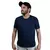 Camiseta masculina lisa de algodão premium na cor azul marinho, exibida por um modelo.