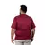 Homem usando camiseta masculina plus size de cor vinho, vista traseira.