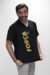 Camiseta “Na adversidade, descobrimos nossa força” Preto e dourado