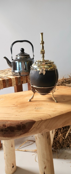 mate criollo, de cuero y alpaca. realizado por orfebre Argentino. logotipo caballo 