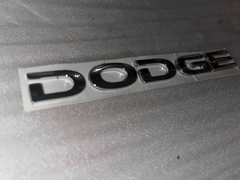 Emblema letra Dodge chico - comprar en línea