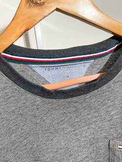 T-SHIRT TOMMY HILFIGER / TAMANHO G - Brechó Chique à Toa