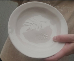 Plato hojas en relieve blanco - Pace cerámica