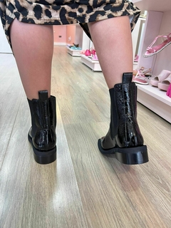 Bota Chelsea Salto Bloco Couro Verniz Preto Carrano 615004 na internet