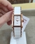 Foto mais genuína mostrando de verdade o produto Orient LTSK0005 - relógio retangular, estilo bracelete, com pulseira branca de ceramica e acabamentos em rose gold