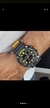 O relógio no modelo, exemplificando o uso do relógio de pulso gshock