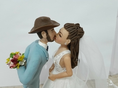 Topo de Bolo Noivinhos humanizados beijando Cowboy - comprar online