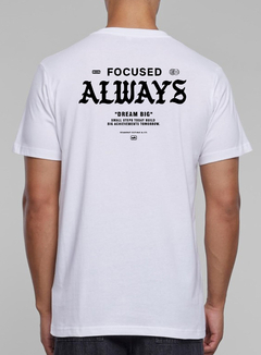 Camiseta masculina streetwear com estampa e frase sobre foco e atitude. Estilo urbano e inspiração para quem vive com determinação e propósito