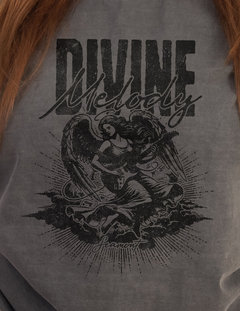 T-shirt Divine Melody feminina - chumbo na internet