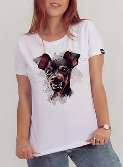 Camiseta feminina com estampa de Pinscher. Estilo e amor pelo seu cachorro em uma peça única, perfeita para apaixonados por pets