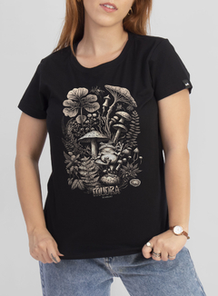 Camiseta feminina com estampa psicodélica de sapo, cogumelos e plantas. Visual único e criativo para quem curte vibes alternativas e cheias de estilo