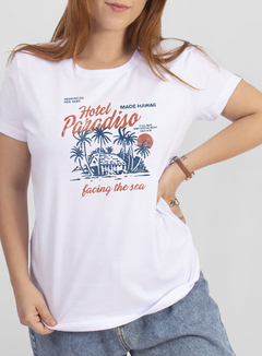 Camiseta feminina com estampa de praia e surf. Estilo descontraído e vibrante para quem ama o mar e a vibe das ondas