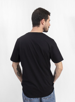 Camiseta BÁSICA masculina - preta - comprar online