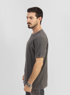 Camiseta ESTONADA masculina - chumbo - comprar online