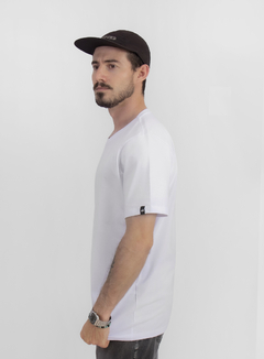 Camiseta BÁSICA masculina - branca - comprar online