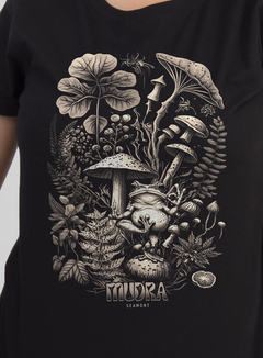 T-shirt Mudra feminina - preta na internet