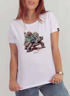 Camiseta feminina com estampa de tartaruga e flores em traços artísticos. Elegância e criatividade para um look único e cheio de estilo