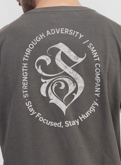 Camiseta Adversity masculina - estonada chumbo na internet