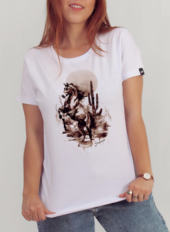 Camiseta feminina com estampa de cavalo em traços artísticos e aquarelados. Delicadeza e elegância em uma peça cheia de personalidade